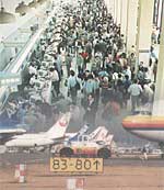 混雑する羽田空港