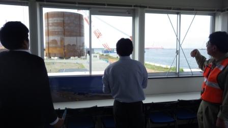 2階展望室から鋼板セル製作現場を見学/img src=