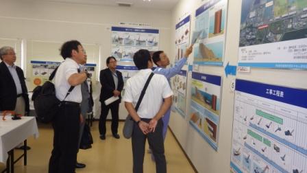 1階パネル・模型展示室での説明の様子/img src=
