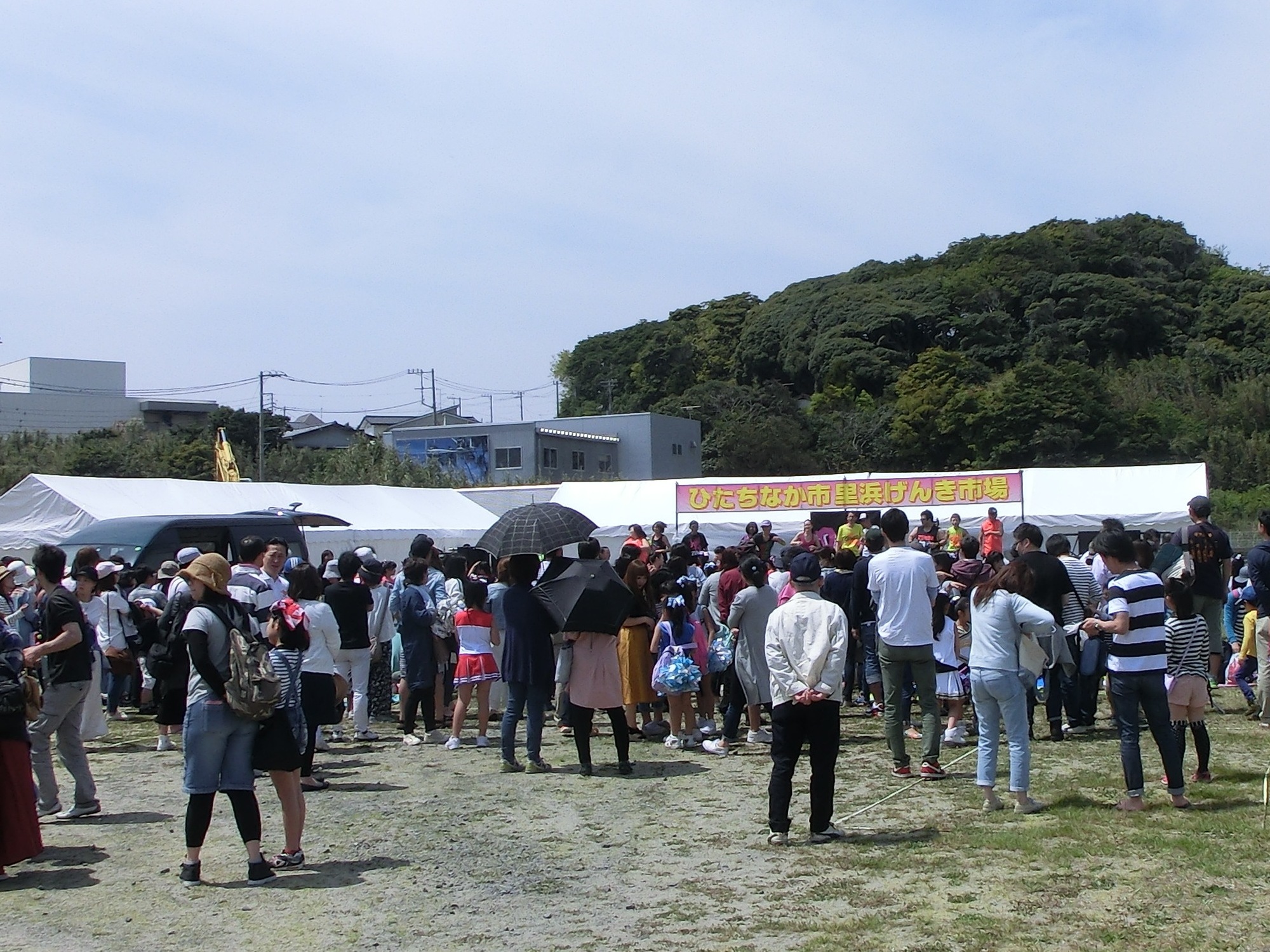 大勢の観客が集まったステージイベントの様子/img src=